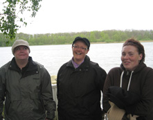 Astrid, Mette & Louise venter på broen. Dallund maj 2007