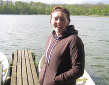 Louise nyder solen på broen, Dallund maj 2007