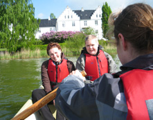 Louise, Astrid og Stine ude at ro, Dallund maj 2007